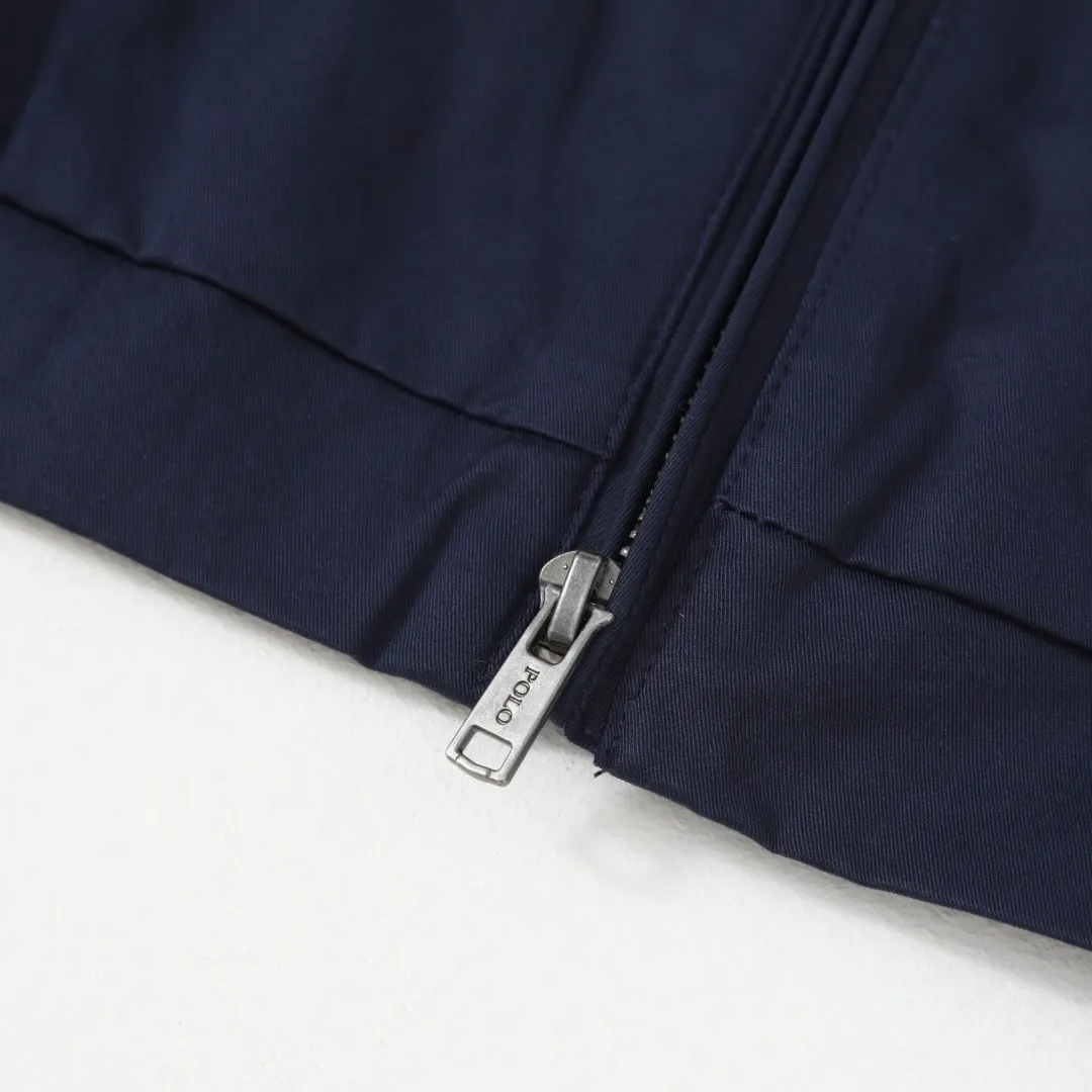 P350 Model No.: R08 Ralph Lauren/Ralph Lauren Classic Unisex Old Cadre Zipper Jacket Size #S/M/L/XL Color #Khaki Black Navy Recommended by many fashion bloggers, the Harrington jacket’s lapel zipper windproof design perfectly blends casual style with street trend elements, making it very suitable for neutral wear. The fabric texture of the jacket is excellent and comfortable to wear. It is a very versatile and trendy jacket. Original development, 100% pure cotton fabric, exquisite embroidery, evergreen style for all seasons, feel free to buy it, retro will never go out of style!  Reference# Length: 68/70/72/74 Bust: 128/132/136/140 Shoulder Width: 52/53/54/55